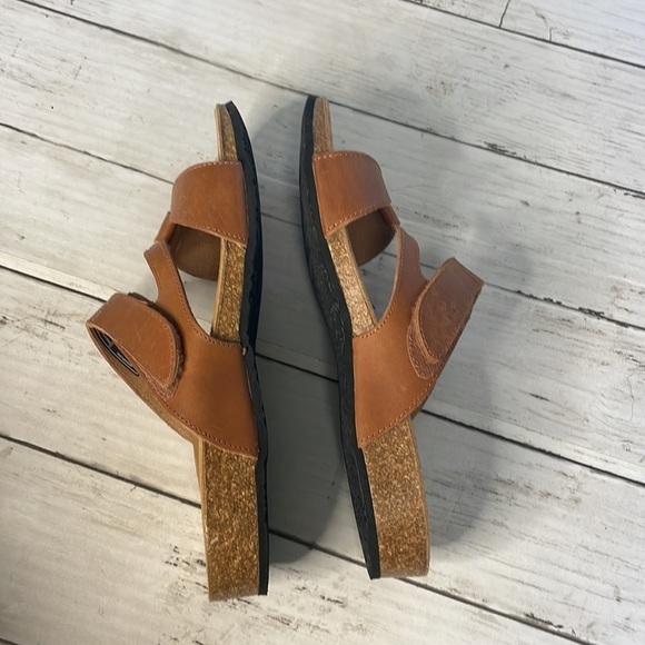 Vionic Pamplona Tan Leather Slide Sandal - Picture 6 of 12